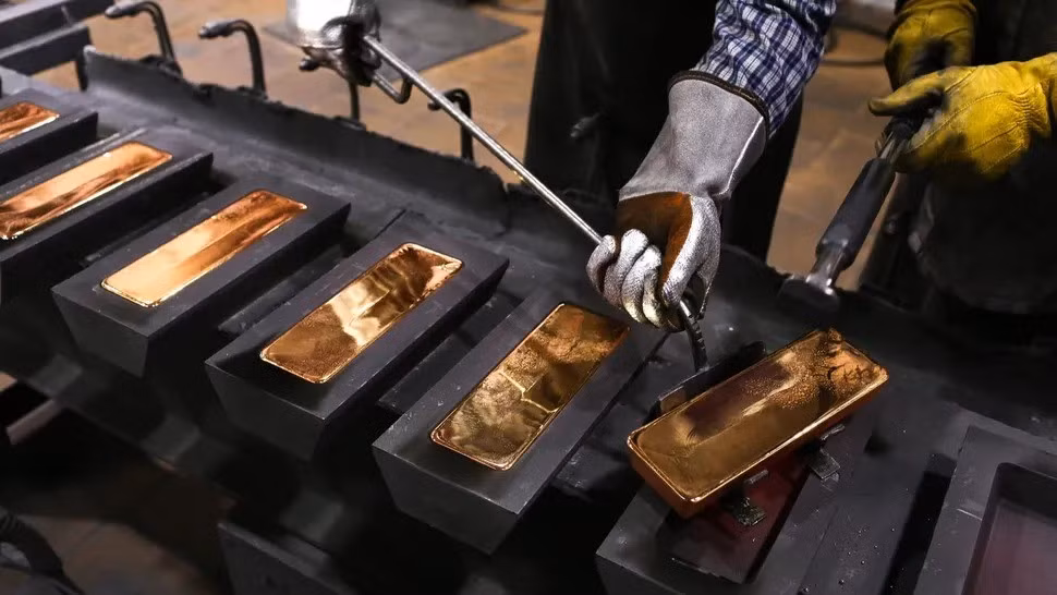 Theo ước tính của Cục Khảo sát Địa chất Mỹ (USGS), trong suốt lịch sử, con người đã khai thác khoảng 187.000 tấn vàng từ đá và sông ngòi, phần lớn vàng khai thác và sản xuất ngày nay được dùng để làm trang sức. Ảnh: Bloomberg Creative via Getty Images.