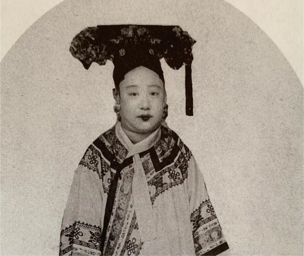 Ôn Tĩnh Hoàng quý phi (6 tháng 10, năm 1873 – 20 tháng 10, năm 1924), còn gọi là Đức Tông Cẩn phi hoặc Đoan Khang Thái phi, là một phi tần của Thanh Đức Tông Quang Tự Hoàng đế.