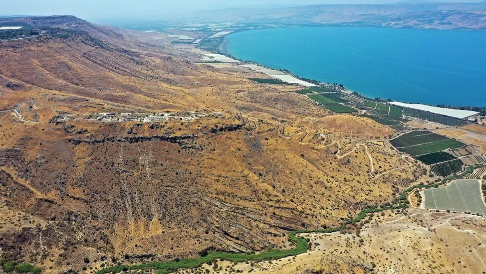 Cụ thể, kho báu gồm 97 đồng tiền vàng cùng hàng chục món đồ trang sức bao gồm đôi hoa tai chế tác tinh xảo từ vàng, đính ngọc trai, đá bán quý và thủy tinh. Ảnh: Michael Eisenberg.