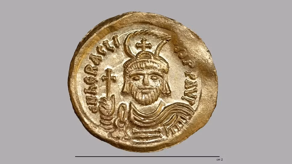 Những đồng tiền có in hình các hoàng đế khác nhau, có niên đại từ thời hoàng đế Justin I (518 - 527) đến đầu triều đại Heraclius (610 - 613). Một số đồng tiền có dấu vết của vải cho thấy chúng từng được bọc trong vải. Ảnh: Michael Eisenberg.