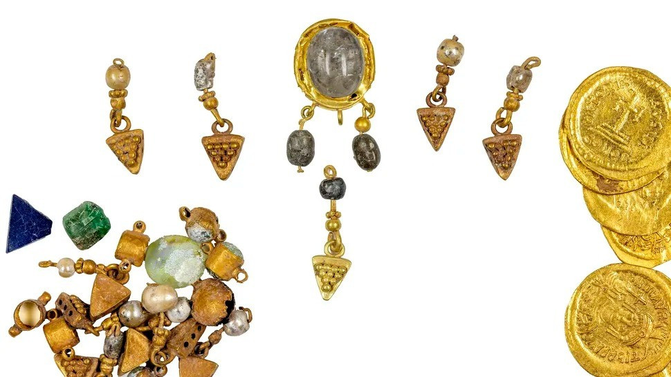 Sau đó, các chuyên gia, nhà khảo cổ đã bắt tay vào cuộc khai quật và tìm thấy kho báu hiếm có gần 1.400 năm tuổi bao gồm tiền vàng và đồ trang sức thời Byzantine. Ảnh: Michael Eisenberg.