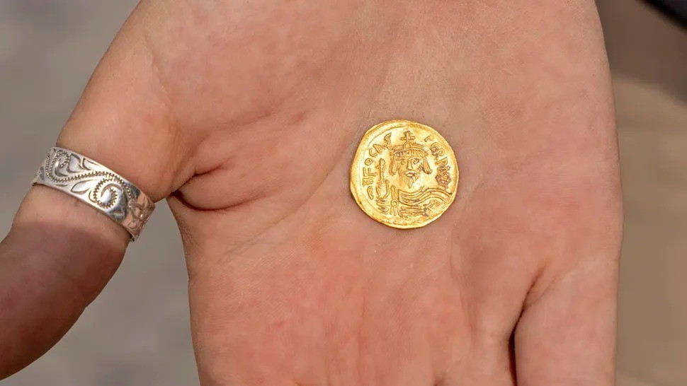 "Đây là một trong 5 kho báu vàng lớn nhất thời kỳ này được tìm thấy trong khu vực. Việc bổ sung thêm các đồ trang sức và tiền xu khiến chúng trở nên thú vị hơn và có tầm quan trọng hơn về mặt tiền tệ. Đây là kho báu đầu tiên thuộc loại này ở thành phố cổ Hippos (còn được gọi là Sussita) cho đến nay", Michael Eisenberg - đồng Giám đốc đoàn khai quật và nhà khảo cổ thuộc Viện Khảo cổ Zinman của Đại học Haifa chia sẻ. Ảnh: Michael Eisenberg.