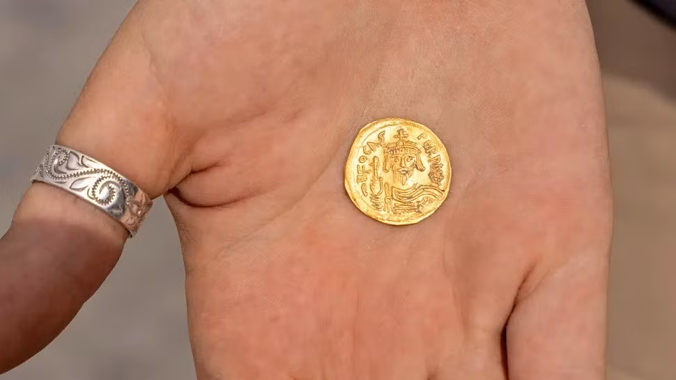 "Đây là một trong 5 kho báu vàng lớn nhất thời kỳ này được tìm thấy trong khu vực. Việc bổ sung thêm các đồ trang sức và tiền xu khiến chúng trở nên thú vị hơn và có tầm quan trọng hơn về mặt tiền tệ. Đây là kho báu đầu tiên thuộc loại này ở thành phố cổ Hippos (còn được gọi là Sussita) cho đến nay", Michael Eisenberg - đồng Giám đốc đoàn khai quật và nhà khảo cổ thuộc Viện Khảo cổ Zinman của Đại học Haifa chia sẻ. Ảnh: Michael Eisenberg.