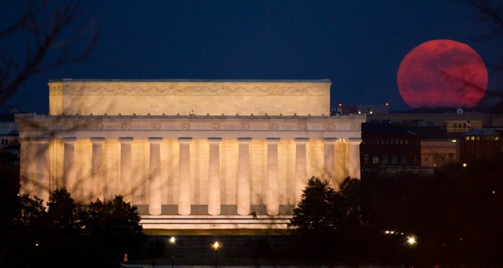 Một số quan điểm khác cho rằng, Mặt trăng thường trở nên khổng lồ khi ở sát đường chân trời là do tính chất phóng đại của sương mù hoặc sự khúc xạ ánh sáng trong khí quyển. Tuy nhiên, những giả thuyết này được chứng minh không phải là câu trả lời chính xác. Ảnh: NASA.