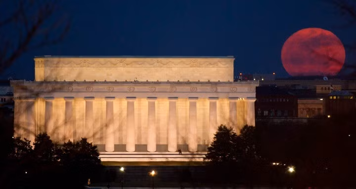 Một số quan điểm khác cho rằng, Mặt trăng thường trở nên khổng lồ khi ở sát đường chân trời là do tính chất phóng đại của sương mù hoặc sự khúc xạ ánh sáng trong khí quyển. Tuy nhiên, những giả thuyết này được chứng minh không phải là câu trả lời chính xác. Ảnh: NASA.