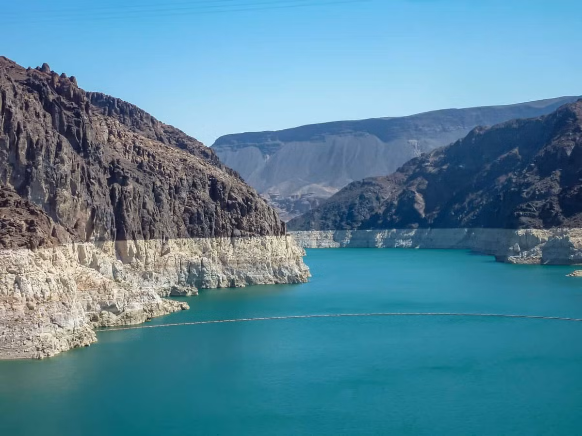 Một giả thuyết suy đoán âm thanh đến từ thung lũng gần đó, có thể liên quan đến đường ống dẫn khí Kern River. Theo giả thuyết này, âm thanh rùng rợn bí ẩn mà người dân nghe thấy giống như tiếng khí thoát ra từ đường ống hoặc tiếng van áp suất lớn xả hơi. Ảnh: Christopher Moswitzer/Shutterstock.com.