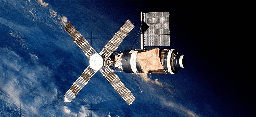 Trong khi đó, NASA đã cố gắng để trạm Skylab rơi xuống Ấn Độ Dương vào tháng 7/1979 nhưng không thành công. Những mảnh vỡ cháy sém của trạm rơi xuống Tây Australia và thị trấn Esperance yêu cầu NASA trả khoản tiền phạt 400 USD vì xả rác. Ảnh: NASA.