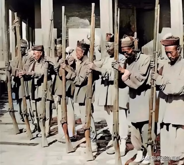 Sự lạc hậu của nhà Thanh không chỉ thể hiện ở trang phục, vũ khí, kiểu tóc mà còn ở tư tưởng bảo thủ.