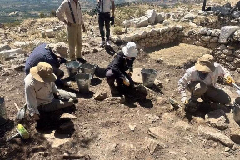 Trong quá trình khai quật tại thành phố Timbriada 2.200 năm tuổi ở Thổ Nhĩ Kỳ, các nhà khảo cổ đã tìm thấy tàn tích của các công trình được cho là nhà bếp và phòng chứa đồ. Ảnh: AA Photo.