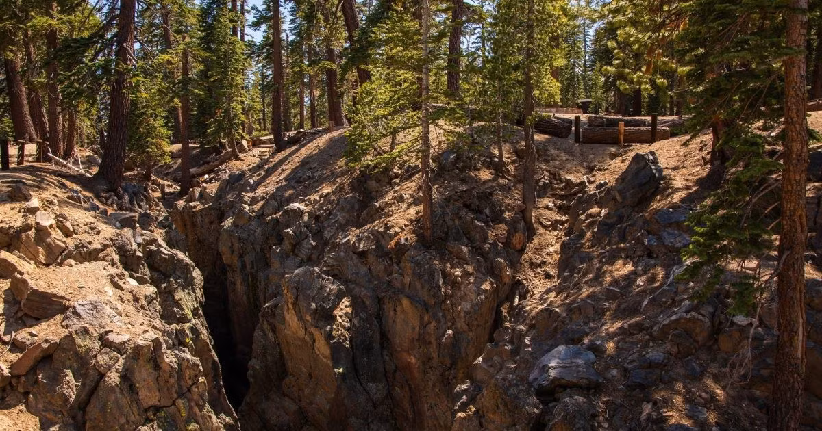Nghiên cứu cũng mở rộng hiểu biết về các sự kiện trượt chậm, đặc biệt tại đới hút chìm Cascadia ở vùng tây bắc Thái Bình Dương, nơi các chuyển động địa chất diễn ra kéo dài trong nhiều ngày đến nhiều tháng. Các đoạn đứt gãy tại đây thể hiện khả năng trượt trở lại chỉ sau vài giờ hoặc vài ngày, cho thấy sự phục hồi ứng suất diễn ra rất nhanh. Ảnh: visitmammoth.com.