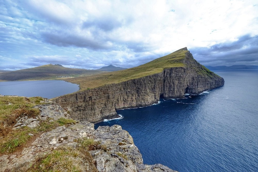 Khung cảnh dòng nước trắng xóa chảy từ hồ Sørvágsvatn xuống mặt biển, hòa vào lòng đại dương tạo nên khoảnh khắc ấn tượng khiến du khách cũng như nhiếp ảnh gia choáng ngợp, mê đắm. Ảnh: tripadvisor.com.vn.