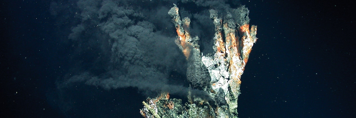 Mới đây, nhóm các nhà nghiên cứu của Đại học Alberta (Canada) đã tìm ra manh mối quan trọng về nguồn gốc sự sống trên Trái đất thông qua việc phân tích, kiểm tra các lõi đá được lấy từ độ sâu khoảng 200m bằng cách khoan vào lớp vỏ đại dương ở Biển Đông. Ảnh: Zentrum für Marine Umweltwissenschaften, Universität Bremen, CC BY.