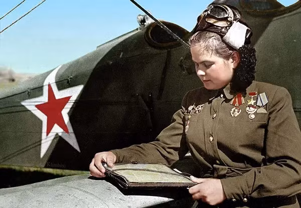 Trung đoàn 588 gồm các thành viên là phụ nữ trong độ tuổi từ 17 - 26. Họ được huấn luyện bay để thực hiện các nhiệm vụ bay, chiến đấu cũng như ăn mặc, cắt tóc ngắn giống như nam đồng nghiệp.