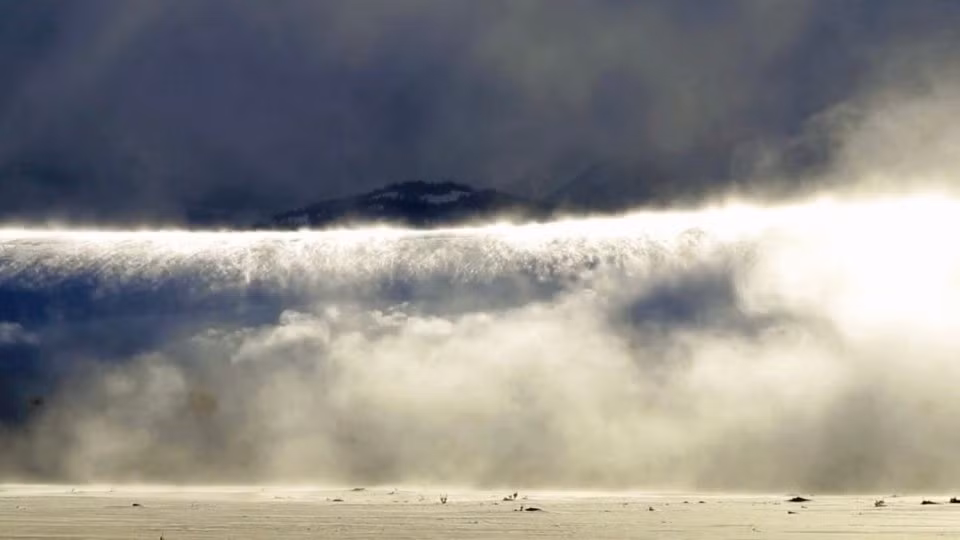 Theo các chuyên gia, việc sạt lở đất có thể gây sóng thần bằng cách đẩy một lượng nước khổng lồ ra xung quanh. Ảnh: Caters.