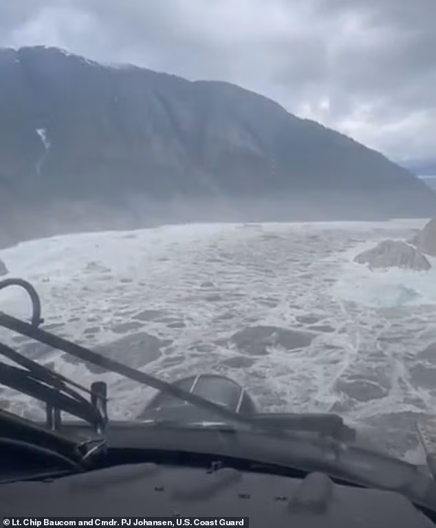 Các nhà khoa học đã xác định nguyên nhân dẫn tới "trận sóng thần" bí ẩn xảy ra ở Đông Nam Alaska vào ngày 10/8. Ảnh: Mail Online.