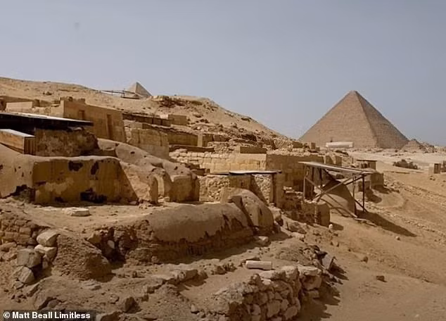 Nhà Ai Cập học, Tiến sĩ Zahi Hawass cùng nhóm nghiên cứu của mình gần đây đã khám phá một loạt căn buồng hẹp phía trên Phòng của Nhà vua trong Đại kim tự tháp bằng công nghệ hình ảnh và phát hiện những dấu vết chưa từng được biết đến do các nhóm lao động để lại. Ảnh: Matt Beall Limitless.