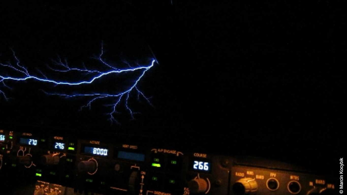 Cụ thể, trong nghiên cứu công bố trên tạp chí Geophysical Research Letters ngày 28/2, các chuyên gia cho hay "Lửa Thánh Elmo" là hiện tượng phát xạ điện yếu có thể biến toàn bộ cánh rừng thành một màn trình diễn ánh sáng nhấp nháy mà mắt thường gần như không thể nhìn thấy. Ảnh: cloudatlas.wmo.int.