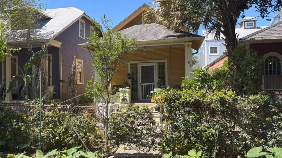 "Lúc đầu, khi bà Daniella mô tả về tấm bia mộ, tôi cứ nghĩ nó có niên đại từ thế kỷ 19 và đến từ một nghĩa trang ở New Orleans. Tuy nhiên, ngay sau khi nhìn thấy bức ảnh chụp dòng chữ, tôi nghi ngờ đó là hiện vật cổ hơn nhiều", nhà khảo cổ học D. Ryan Gray của Đại học New Orleans , người đã phân tích tấm bia mộ cho biết. Ảnh: D. Ryan Gray.