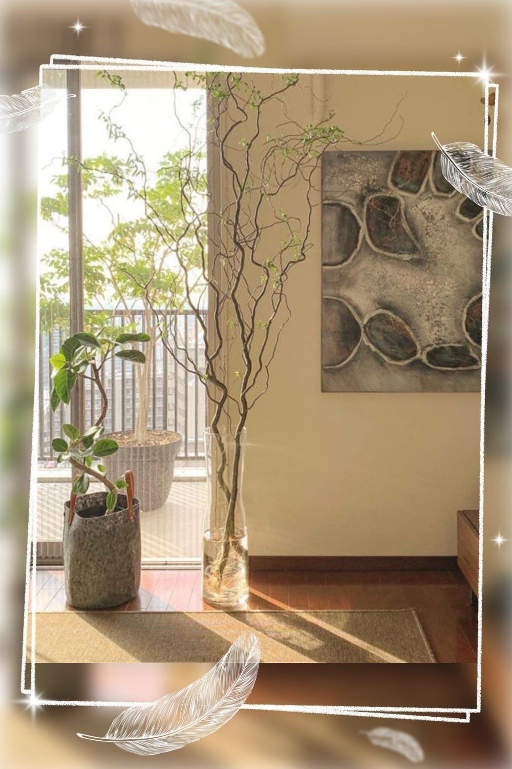 Vào mùa thu – đông, khi rụng lá, những cành trơ trụi vươn lên đầy hoang dã, mang vẻ đẹp mộc mạc rất khác với các loại hoa lá rực rỡ thường thấy.