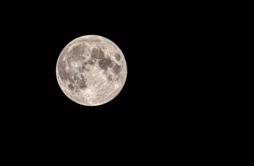 Ngoài ra, siêu trăng này được biết đến với những tên gọi khác như Trăng Cũ và Trăng Sau Lễ Giáng Sinh. Đây là siêu trăng đầu tiên trong 3 siêu trăng của năm 2026. Mặt trăng sẽ ở gần điểm gần Trái đất nhất và có thể trông lớn hơn và sáng hơn bình thường một chút. Ảnh: eurokidsindia.com.