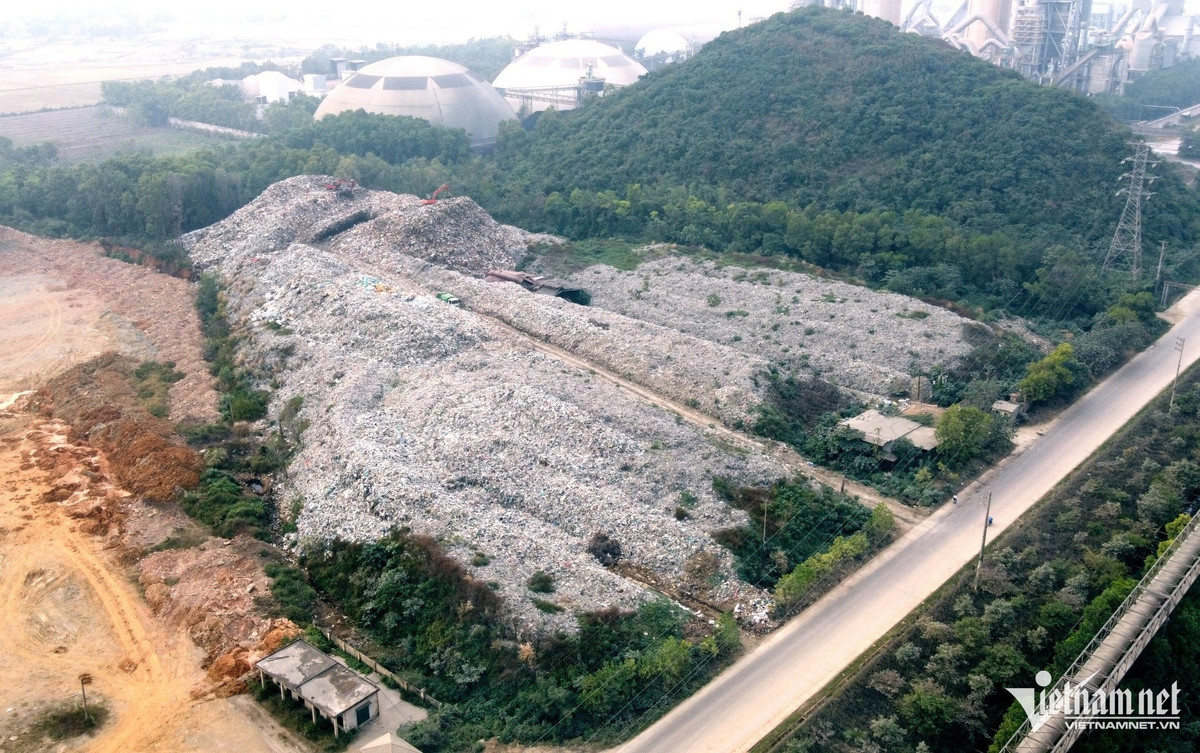 Bãi rác ở phường Bỉm Sơn quá tải gây ô nhiễm môi trường. Ảnh: Lê Dương