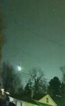 Hàng chục nhân chứng cũng báo cáo về một thiên thạch di chuyển nhanh trên bầu trời trước khi phát nổ thành một quả cầu lửa. Nhiều người cho rằng, thiên thạch đó nhiều khả năng là mảnh sao chổi, bốc cháy trong khí quyển, tạo ra ánh sáng xanh lục phía trên khu vực Ngũ Đại Hồ. Ảnh: Skippy the Magnificent Destroyer of Worlds Romancer of Women/© Bam B/© Jeremy Downard.