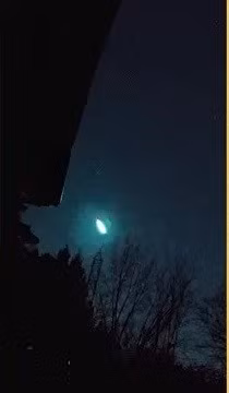 Video từ các camera của tổ chức Michigan Storm Chasers đã quay được hình ảnh một quả cầu lửa màu xanh lá cây xuất hiện trên bầu trời khu vực Ngũ Đại Hồ (Mỹ) vào khoảng 5h29 sáng ngày 23/11. Thước phim được đăng trên Facebook nhanh chóng thu hút sự chú ý của cộng đồng mạng. Ảnh: Skippy the Magnificent Destroyer of Worlds Romancer of Women/© Bam B/© Jeremy Downard.