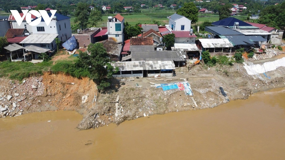 "Hiện nay nước sông Lô đã xuống thấp, tình trạng sạt lở giảm, người dân đã trở về nhà. Để đảm bảo an toàn cho người dân, UBND tỉnh đang đề nghị Bộ Nông nghiệp và Môi trường lập dự án xây kè kiên cố chống sạt lở", ông Hà nói.