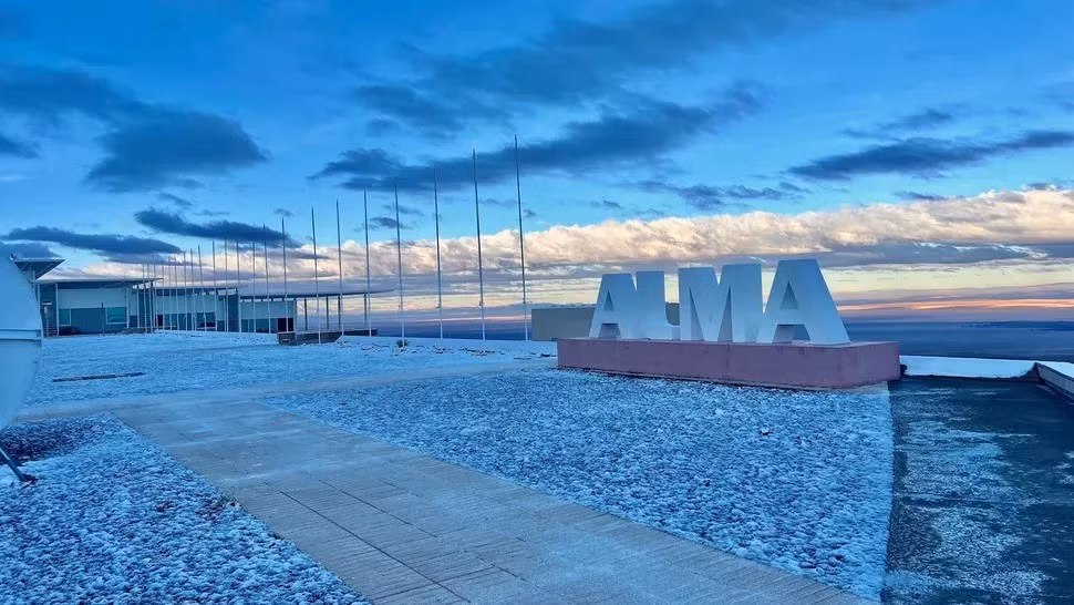 Kính thiên văn ALMA do Đài quan sát Nam Âu (ESO), Đài quan sát Thiên văn Vô tuyến Quốc gia Mỹ (NRAO) và Đài quan sát Thiên văn Quốc gia Nhật Bản (NAOJ) phát triển, được công nhận là kính thiên văn mạnh nhất thế giới. Ảnh: ALMA / Matías Aguirre.
