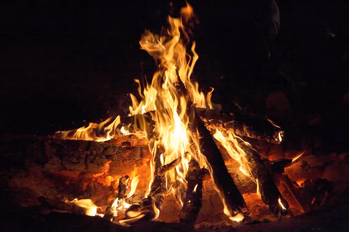 Trong cuộc khai quật tại Barnham, hạt Suffolk (Anh), các nhà khoa học đã phát hiện lớp đất bị nung hình thành một bếp lửa, những rìu đá lửa bị nứt do nhiệt và 2 mảnh pyrit - loại khoáng vật có thể tạo ra tia lửa dùng để nhóm lửa. Ảnh: Steven Miller / Flickr / CC BY 2.0.