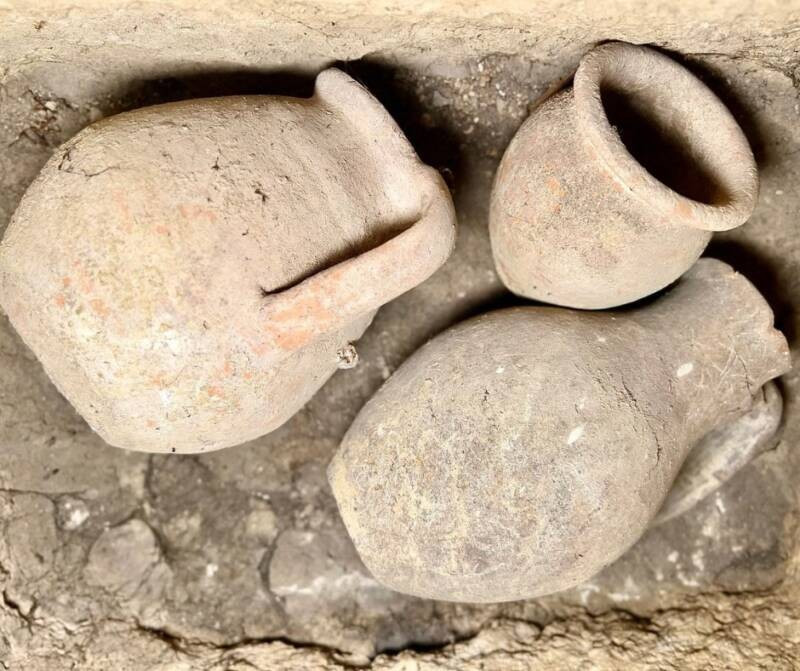 Ngôi mộ có nhiều phòng bên trong và từng chứa một số bình đựng tro cốt được chạm khắc tinh xảo, thường được làm bằng đá travertine hoặc đá travertine trát vữa. Một số bình đựng tro cốt này khắc họa hình ảnh những người đang tham dự các bữa tiệc. Ảnh: Ipogeo dei Volumni e Necropoli del Palazzone – Pagina Istituzionale.