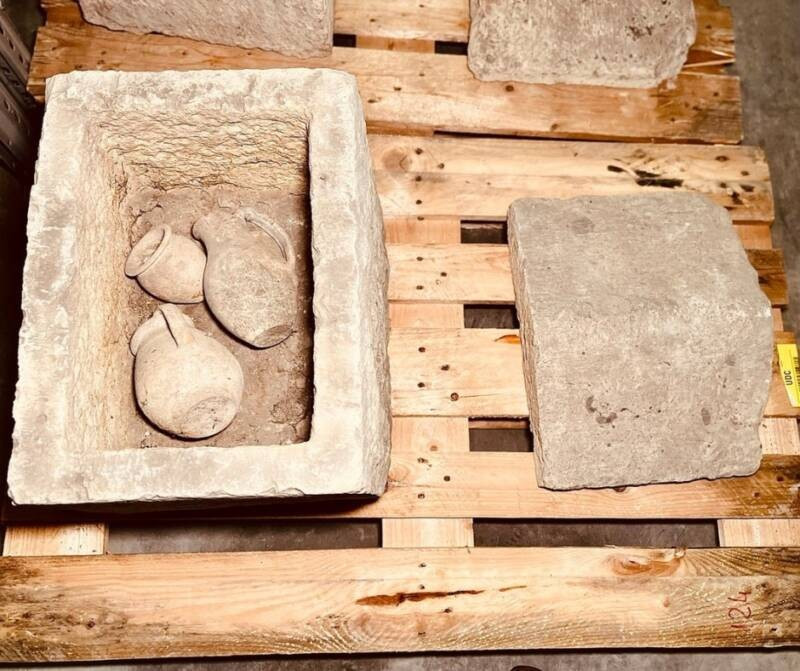 Theo các chuyên gia, chiếc bình cổ 2.300 năm tuổi trên được tìm thấy ở Ipogeo dei Volumni, tức là hypogeum, hay hầm mộ ngầm, của gia tộc Volumnus. Nơi này là một phần của Palazzone Necropolis - bộ sưu tập đồ tùy táng đồ sộ có niên đại từ thời kỳ Hy Lạp hóa, từ thế kỷ 3 trước Công nguyên đến thế kỷ 1 trước Công nguyên. Ảnh: Ipogeo dei Volumni e Necropoli del Palazzone – Pagina Istituzionale.