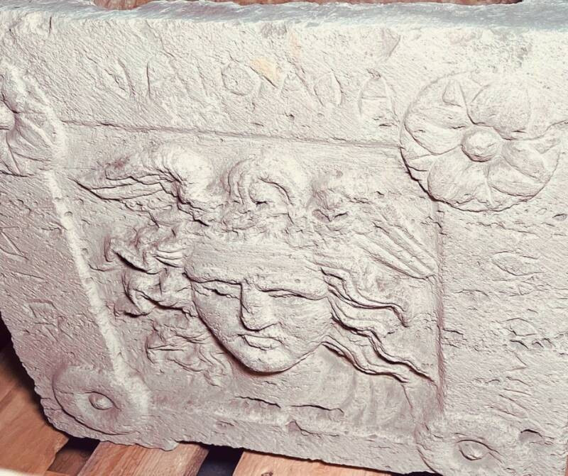 Thay vì đựng tro cốt của người chết, bên trong bình cổ này có chứa những bình đất nung. Khám phá "bất thường" này góp phần làm thay đổi hiểu biết của các chuyên gia về phong tục tang lễ của người Etruscan. Ảnh: Ipogeo dei Volumni e Necropoli del Palazzone – Pagina Istituzionale.