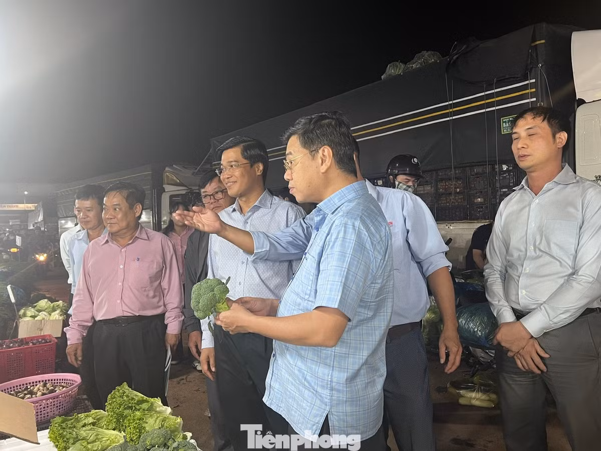 Phó chủ tịch UBND TPHCM Nguyễn Văn Dũng trò chuyện cùng tiểu thương chợ đầu mối, tìm hiểu giá cả từng mặt hàng rau củ, trái cây, thịt cá... phục vụ thị trường Tết 2026