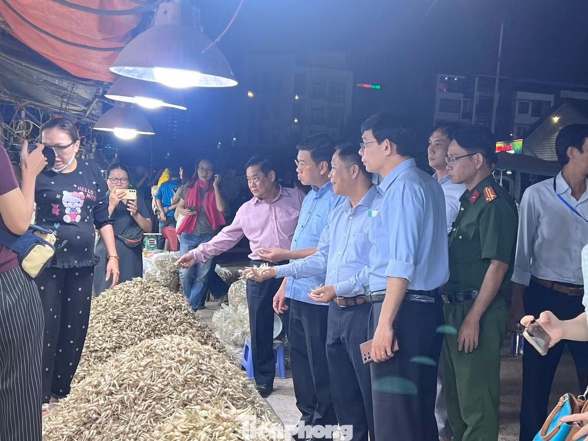 Đoàn công tác UBND TPHCM kiểm tra hàng Tết tại chợ đầu mối Thủ Đức