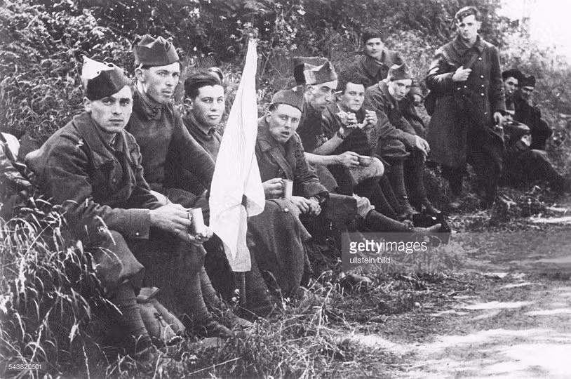 15/6/1940, một toán lính Pháp cầm cờ trắng ngồi ăn ven đường, đợi quân Đức đến để đầu hàng. I.T
