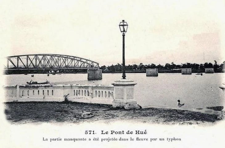 Cầu Huế (cầu Trường Tiền ngày nay) - Bốn nhịp cầu bị đánh sập do trận bão ngày 11/9/1904, chỉ còn trơ lại trụ cầu, nguồn: https://blogparishue.fr