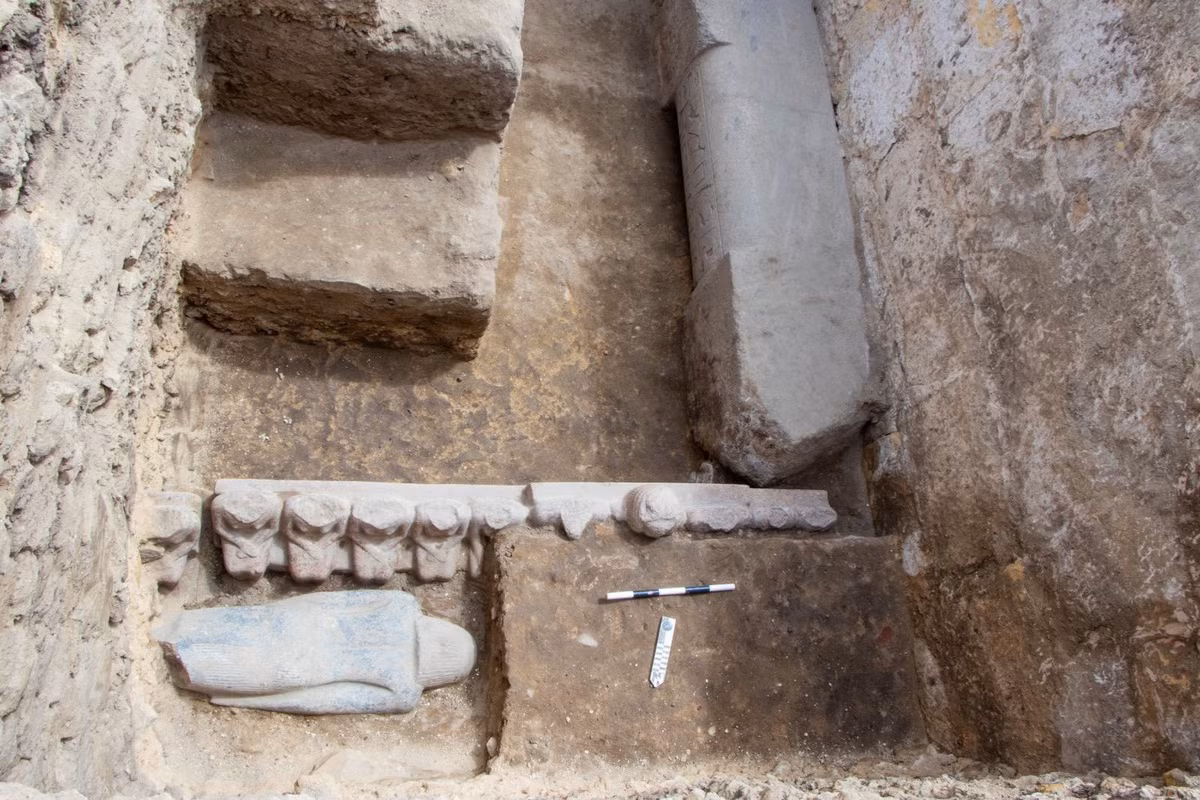 Loại đá granit hồng quý hiếm và đắt giá được sử dụng để xây dựng cánh cửa giả trong lăng mộ của hoàng tử Userefre cho thấy tay nghề thủ công xuất sắc và hoàng tộc Ai Cập cổ đại đã chi rất nhiều tiền để xây nơi an nghỉ vĩnh hằng cho người này. Ảnh: Egyptian Ministry of Tourism and Antiquities.