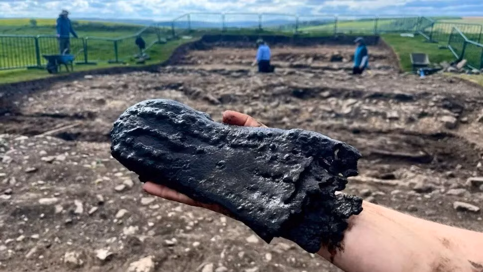 Cụ thể, giày và các hiện vật được làm từ da khác từ pháo đài, được gọi là Magna, cung cấp thông tin mới về kỹ thuật sản xuất giày và những người đã mang chúng tới vùng đất ngày nay là nước Anh vào khoảng gần 2.000 năm trước. Ảnh: Vindolanda Trust.