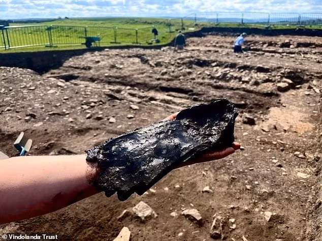 Sau khi xây dựng Bức tường Hadrian, được xây dựng vào khoảng năm 122, để phân định ranh giới phía Bắc của đế chế La Mã, quân đội La Mã đã tiếp quản và mở rộng các pháo đài nhỏ ở Anh. Magna, còn được gọi là Carvoran, là một phần của chuỗi pháo đài dọc theo Bức tường Hadrian. Ảnh: Vindolanda Trust.