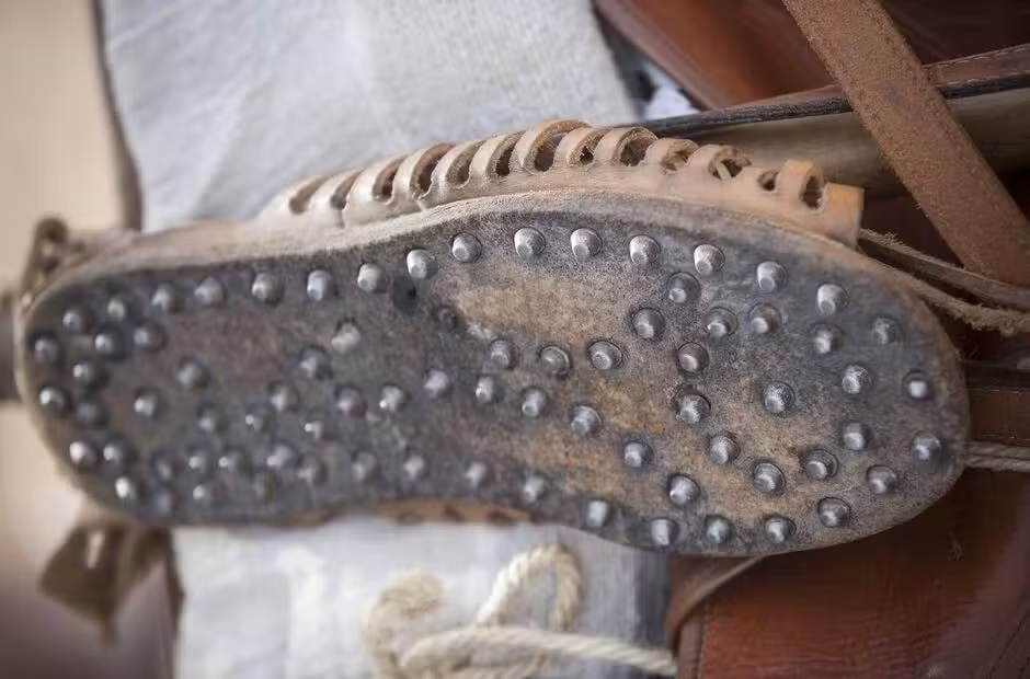 Người đi chiếc giày "khổng lồ" này là một người có vóc dáng to lớn. Binh sĩ La Mã này đã sống và chiến đấu tại pháo đài Magna cách đây khoảng 2.000 năm. Ảnh: Getty.