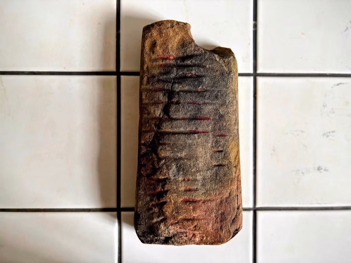 Đến năm 2019, ông Tomanec đã tặng tảng đá cho Bảo tàng Moravia - nơi nhà khảo cổ Milan đã kiểm tra kỹ hơn bằng cách sử dụng phương pháp quét huỳnh quang tia X qua đó xác định đó là khuôn đúc mũi giáo thời Đồ đồng. Ảnh: thehistoryblog.com.