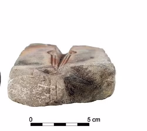 Nhóm nghiên cứu của ông Milan cho hay những khuôn đúc như thế này cho phép đúc các công cụ và vũ khí bằng kim loại, chẳng hạn như mũi giáo, rìu và dao găm, với độ đồng nhất cao hơn. Thêm nữa, các khuôn đúc sẽ giúp duy trì các cuộc xung đột vũ trang dễ dàng hơn cũng như củng cố thương mại và quyền lực chính trị của các nền văn hóa ở lưu vực Carpathia thuộc Trung Âu. Ảnh: M. Salaš et al. (2025); J. Cága; CC BY 4.0.