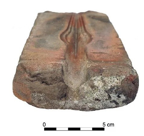 Theo các nhà nghiên cứu, khuôn đúc mũi giáo mới được tìm thấy nặng 1,1 kg trùng khớp với các khuôn đúc khác từ nền văn hóa Urnfield xuất hiện vào giữa thiên niên kỷ thứ hai trước Công nguyên và nổi tiếng với tục hỏa táng, chôn cất người chết trong bình đựng tro cốt tại các nghĩa trang. Ảnh: M. Salaš et al. (2025); J. Cága; CC BY 4.0.