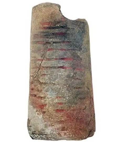 Khuôn đúc dài gần 23 cm, được chạm khắc trên đá núi lửa gọi là đá tuff rhyolite, có niên đại từ cuối thời Đồ đồng, khoảng năm 1350 trước Công nguyên. Ảnh: M. Salaš et al. (2025); CC BY 4.0.