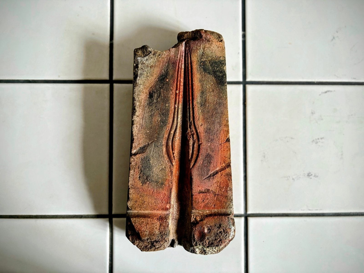 Khuôn đúc mũi giáo trên được chủ nhà J. Tomanec phát hiện vào năm 2007 sau khi ông nhận thấy phiến đá màu xám nhô lên khỏi mặt đất, có lẽ là nơi nó rơi xuống sau khi được sử dụng làm một phần nền móng của chuồng trại. Ảnh: thehistoryblog.com.