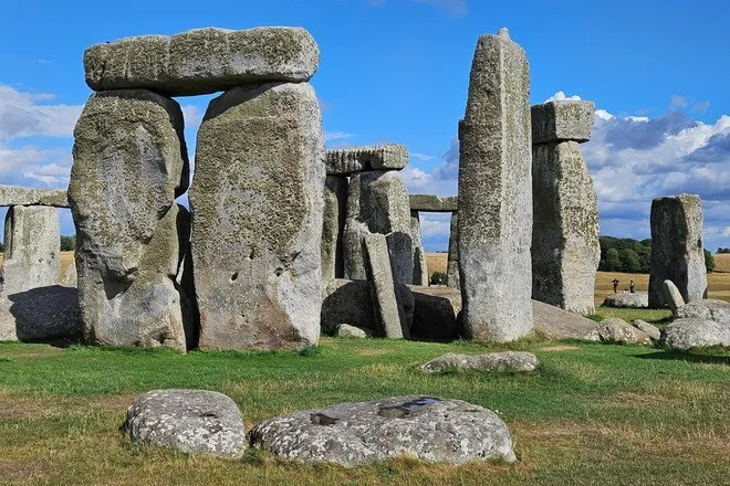 Một số giả thuyết cho rằng, bãi đá cổ Stonehenge là khu vực mang tính tôn giáo, được dùng để chôn cất và tế lễ. Cách người xưa vận chuyển và xếp những tảng đá khổng lồ nặng hàng tấn này cũng là bí ẩn chưa có lời giải. Ảnh: Rob Fuller/Shutterstock.