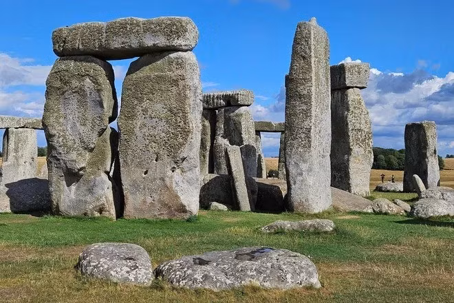 Một số giả thuyết cho rằng, bãi đá cổ Stonehenge là khu vực mang tính tôn giáo, được dùng để chôn cất và tế lễ. Cách người xưa vận chuyển và xếp những tảng đá khổng lồ nặng hàng tấn này cũng là bí ẩn chưa có lời giải. Ảnh: Rob Fuller/Shutterstock.