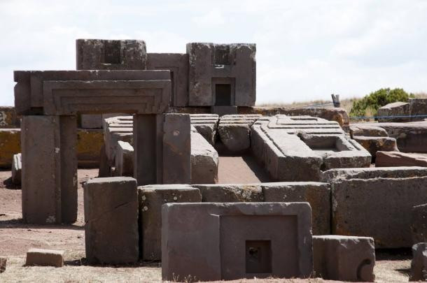 Pumapunku (Bolivia). Nằm trong khu khảo cổ Tiwanaku trên dãy Andes của Bolivia, Pumapunku khiến các chuyên gia chú ý bởi vị trí, bề mặt nhẵn bóng và các hình chạm khắc trên đá rất chuẩn xác, giống như được cắt bằng công nghệ laser của người hiện đại. Ảnh: Adwo /Adobe Stock.