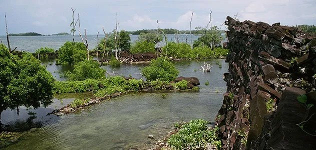 Nan Madol (Micronesia). Thuộc quốc gia Micronesia phía nam Thái Bình Dương, công trình đá Nan Madol cổ xưa được xây dựng trên một rạn san hô thuộc đảo Pohnpei. Một mạng lưới kênh rạch tự nhiên nối các đảo nhỏ của khu tổ hợp cổ đại có niên đại từ những năm 1200 khiến giới chuyên gia "bối rối". Ảnh: Christopher Pala.